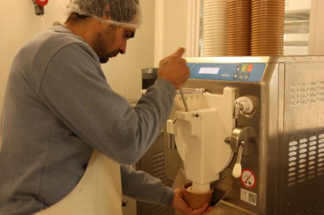 Simon entrain de turbiner de la bonne glace